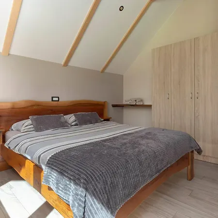Pri Hrastu * Kamnik